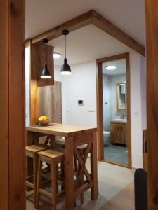 cocina con mesa de madera y fregadero en Olimpijska Kuća Jahorina, en Jahorina