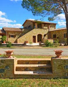 kamienny budynek ze schodami przed nim w obiekcie Agriturismo Podere Il Sorbo w mieście Campagnatico