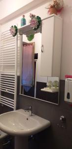 B&B da Debora في بيزا: حمام مع حوض ومرآة