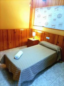 سرير أو أسرّة في غرفة في Hostal Isla Cristina Mataro