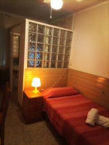 سرير أو أسرّة في غرفة في Hostal Isla Cristina Mataro