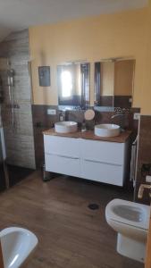 a bathroom with two sinks and a toilet at Dúplex San Lorenzo 2 PARKING GRATUITOS in Jaén
