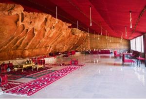 Posezení v ubytování Beyond Wadi Rum Camp