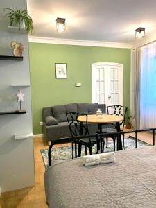 肖普朗的住宿－Fidelissima Apartman，客厅配有沙发和桌子