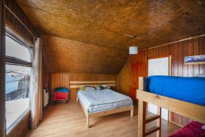מיטה או מיטות קומותיים בחדר ב-Isla Yu Patagonia