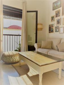- un salon avec un canapé et une table basse dans l'établissement El Envero Apartamento, à Jerez de la Frontera