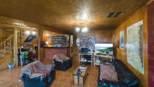 ein Wohnzimmer mit 2 Ledersesseln und einem Tisch in der Unterkunft Isla Yu Patagonia in Puerto Natales