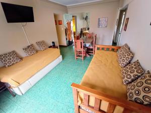 Sala de estar con 2 camas y TV en EF DEPARTAMENTOS Centro Cochera, en Mar del Plata