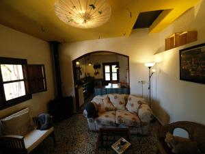 a living room with a couch and a mirror at La Tierra Verde COTTAGE in Alcuéscar