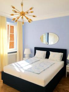 ワルシャワにあるRycerska - Stone Steps Apartmentsのベッドルーム1室(大型ベッド1台、シーリングファン付)