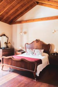 1 dormitorio con 1 cama grande de madera en una habitación en Casa rural Los Madroños en Vallehermoso