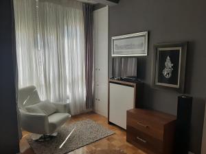 a living room with a chair and a window at Apartamento en Chamberi in Madrid