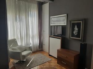 マドリードにあるApartamento en Chamberiのリビングルーム(椅子、窓付)