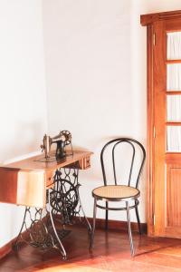 a desk with a sewing machine and a chair at Casa rural Los Madroños in Vallehermoso