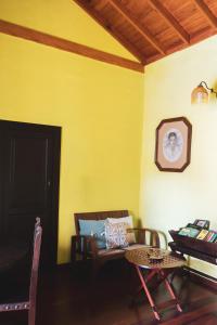 A seating area at Casa rural Los Madroños