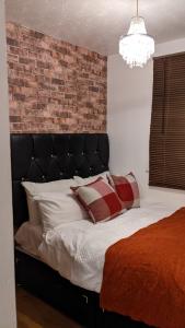 Un pat sau paturi într-o cameră la Stunning 1 bedroom apartment in Dagenham