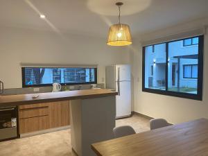 cocina con mesa y ventana grande en La Escondida Salta 1, en Salta 10 fotos más