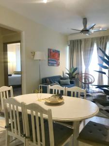 sala de estar con mesa, sillas y sofá en Port Dickson Glory Beach Resort Apartment 5pax 3BR en Port Dickson
