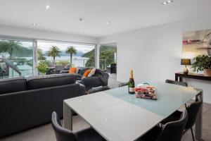 a living room with a white table and chairs at No 3 @ The Quay in Picton