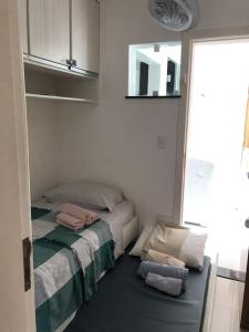 - une chambre avec un lit et des serviettes à l'étage dans l'établissement Espetacular Barramares XI Praia do Forte, à Cabo Frio