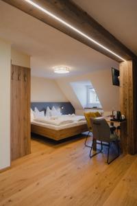 En eller flere senge i et værelse på Hotel Restaurant DAS RÖSSL