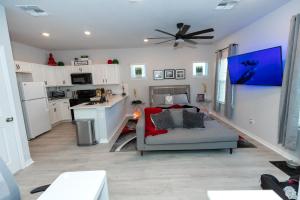 Gallery image of Pet Friendly Modern Zen Studio Retreat with Hot Tub! home in Orlando