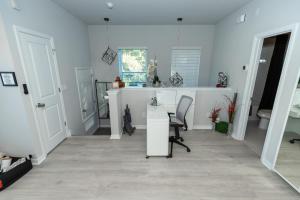 una oficina con escritorio y silla en una habitación en Pet Friendly Modern Zen Studio Retreat with Hot Tub! home en Orlando