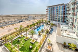 Výhled na bazén z ubytování Restful Studio at Celestia A Dubai South by Deluxe Holiday Homes nebo okolí