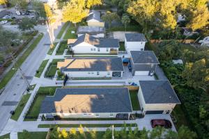 une vue aérienne sur une rangée de maisons dans l'établissement Pet Friendly Modern Zen Studio Retreat with Hot Tub! home, à Orlando