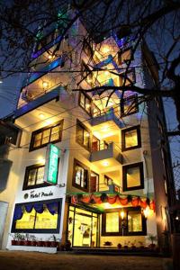 un edificio iluminado con una tienda delante en New Hotel Panda, en Katmandú