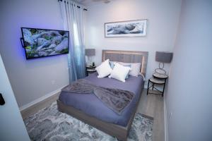 Säng eller sängar i ett rum på Newly Constructed Modern Pet Friendly Zen Home with Private Home Theater & Hot Tub! home