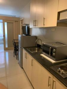 Kuchyň nebo kuchyňský kout v ubytování Wind and Sea at Sea Residences