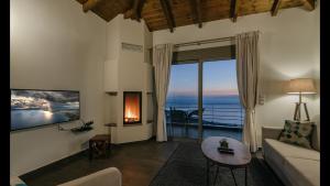 een woonkamer met uitzicht op de oceaan bij Bay View GuestHouses in Kalamata