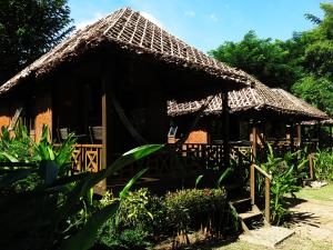 uma pequena cabana com telhado de palha em Villa De Pai em Pai