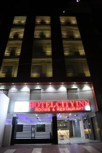 budynek z napisem na przodzie w obiekcie Hotel City Inn w mieście Radźkot