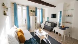 a living room with a couch and a table at Charmant studio 25 m2 centre ville Avignon in Avignon