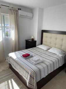 Un dormitorio con una cama con dos toallas encima. en Italia 57, en Huelva