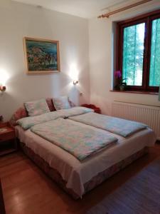 sypialnia z dużym łóżkiem w pokoju w obiekcie Villa Mediterrán w Zalakaros