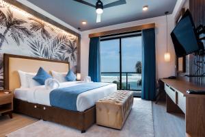 1 dormitorio con 1 cama, TV y ventana en Beach & Bliss Mirissa en Mirissa