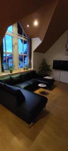sala de estar con sofá y ventana grande en Gästehaus Schütz, en Gries