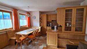A kitchen or kitchenette at Appartamento Cesa Lamar Még 17 kép