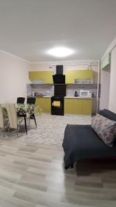 Η κουζίνα ή μικρή κουζίνα στο Квартира-студія поряд з "Порт сіті