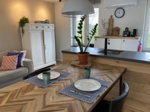 una sala de estar con una mesa con dos platos. en Auberge Sans Souci, en Valkenburg