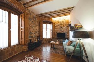 a living room with a couch and a tv at La Casa del Médico Hostería Rural in Urda