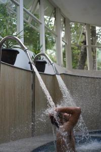 a child is playing in a water fountain at Meraki Holistic Wellness Retreat in Burhānilkantha