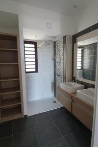 Phòng tắm tại Appartement terrasse vue mer LeMaxime St Gilles les Bains