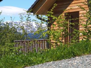 Casa con balcón con montañas en el fondo en Das Koralpenchalet...Sonne, Wald, Natur!, en Trahütten