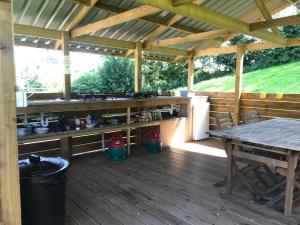 バッドにあるWillow Valley Glampingの木製デッキ(ピクニックテーブル、木製パーゴラ付)