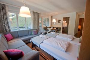 ein Wohnzimmer mit Sofa und Sofa und ein Wohnzimmer in der Unterkunft Haus Bodmen C, Apartment Edelweiss in Zermatt