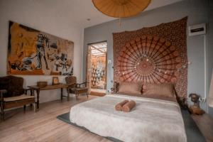 Postel nebo postele na pokoji v ubytování Cozy Huts + 10 fotografií